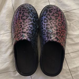 WOMEN'S OOCLOOG LIMITED EDITION CLOG - LEOPARD.